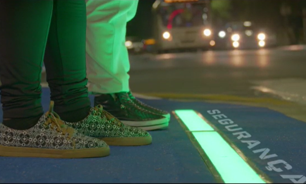 Semáforo no chão faz trânsito mais seguro
