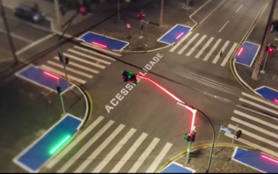 Semáforo no chão chama a atenção de pedestres no PR