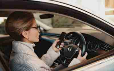 Celular ao volante deixa motorista às cegas