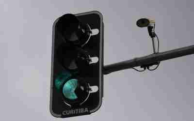 Semáforos: Como funcionam e são controlados